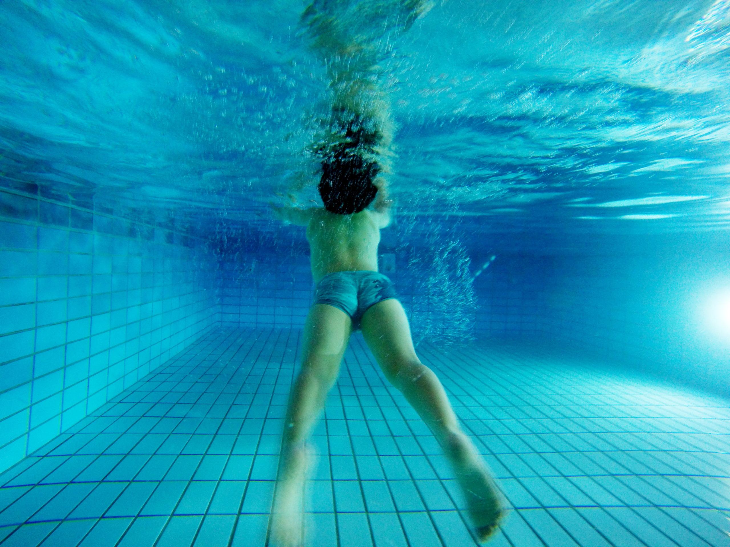 Unterwasseraufnahme: Jung beim Schwimmen