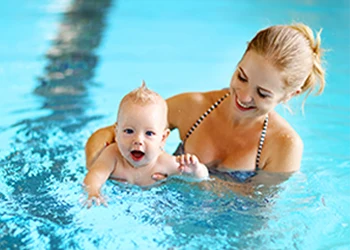 Mama mit Baby beim Babyschwimmen im Römerbad in Rottenburg