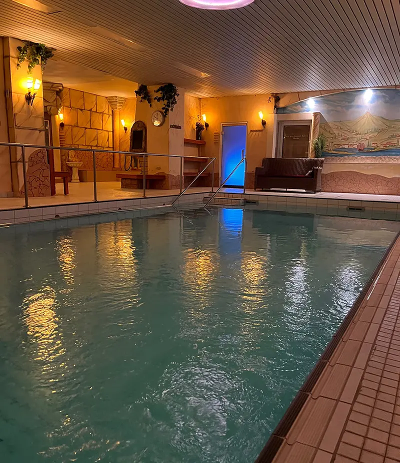 Schwimmbecken in Römerbad mit 30 °C warmem Wasser