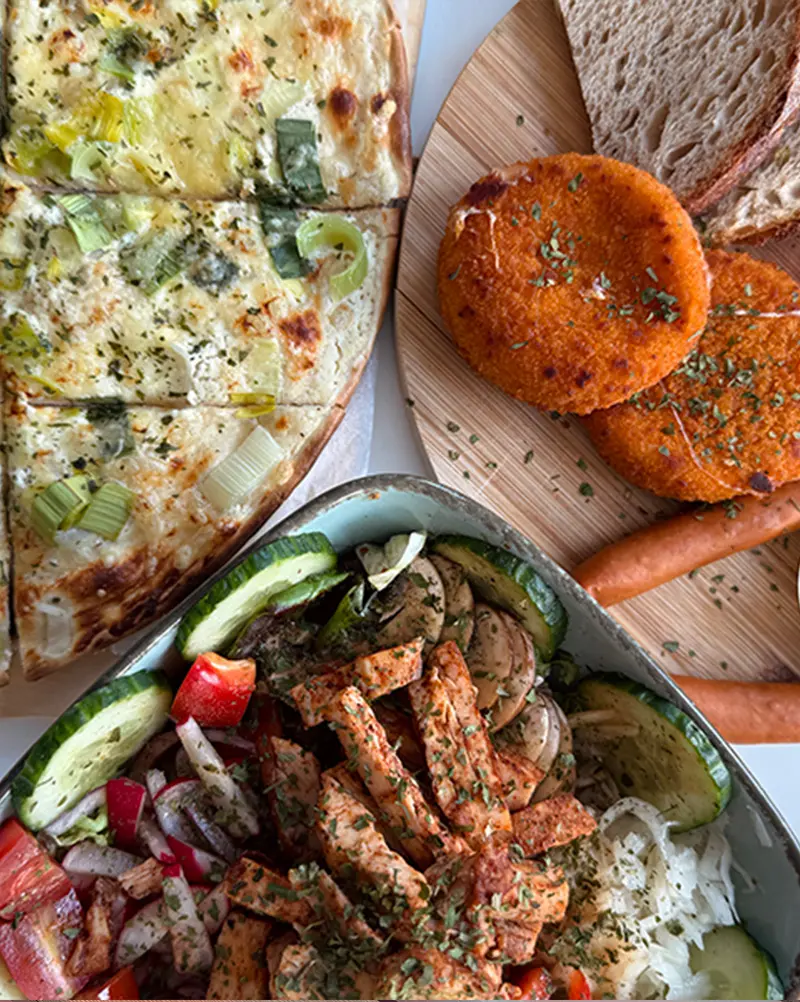 Snackauswahl mit Flammkuchen, Bratküchlein und Salat