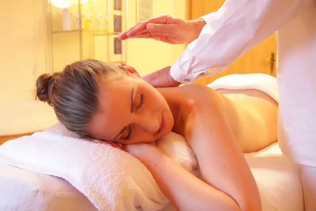 Frau entspannt bei der Wellness-Massage im Römerbad in Rottenburg