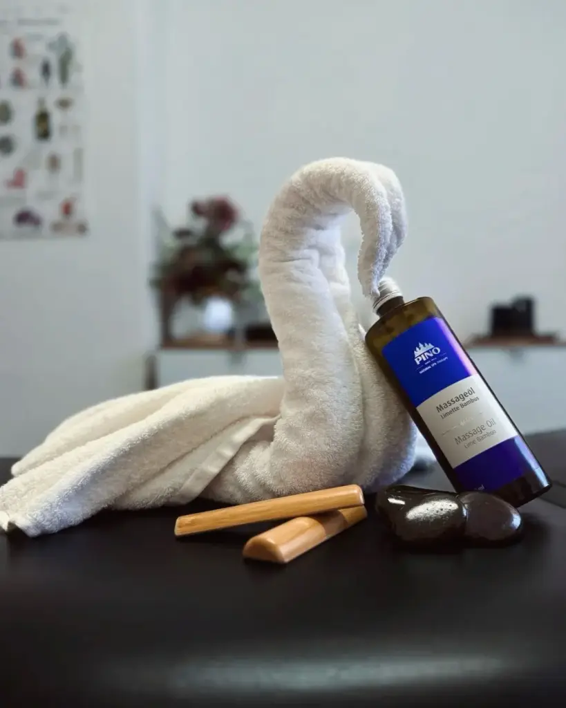 Handtuch als Schwan gefaltet mit Massageöl angelehnt symbolisch für Urlaubsatmosphäre im Römerbad