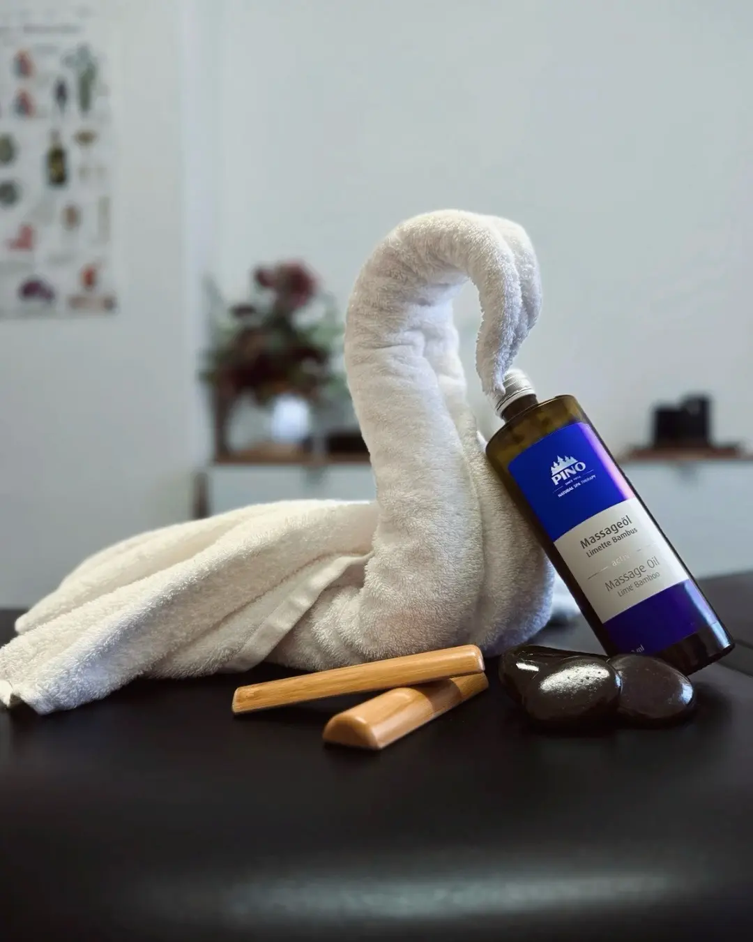 Handtuch als Schwan gefaltet mit Massageöl angelehnt symbolisch für Urlaubsatmosphäre im Römerbad