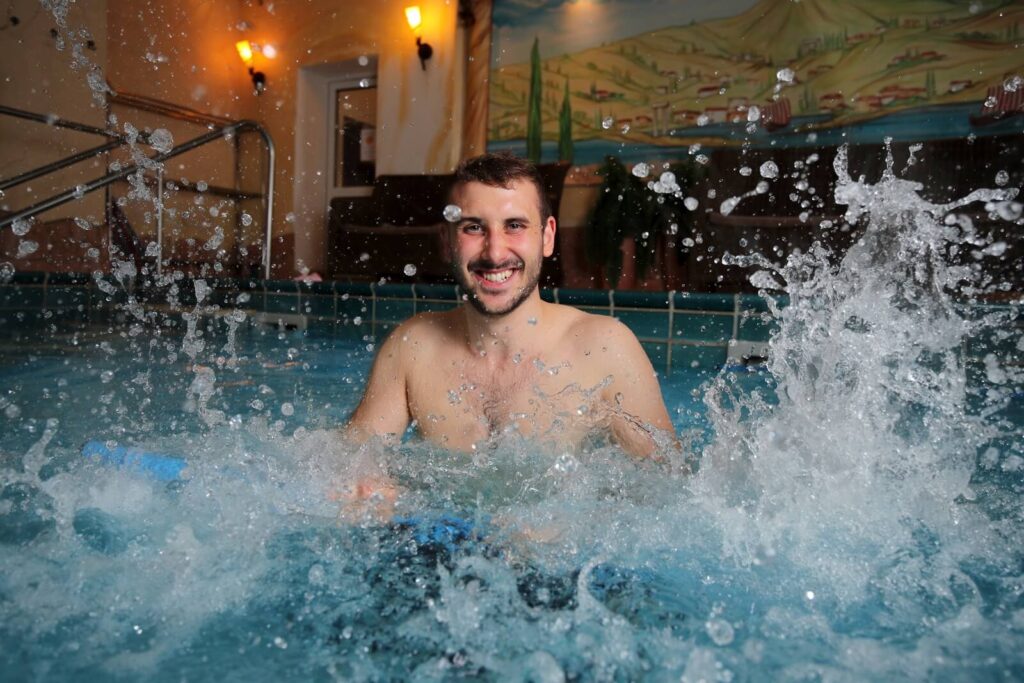 Mann lachend aktiv im Wasser